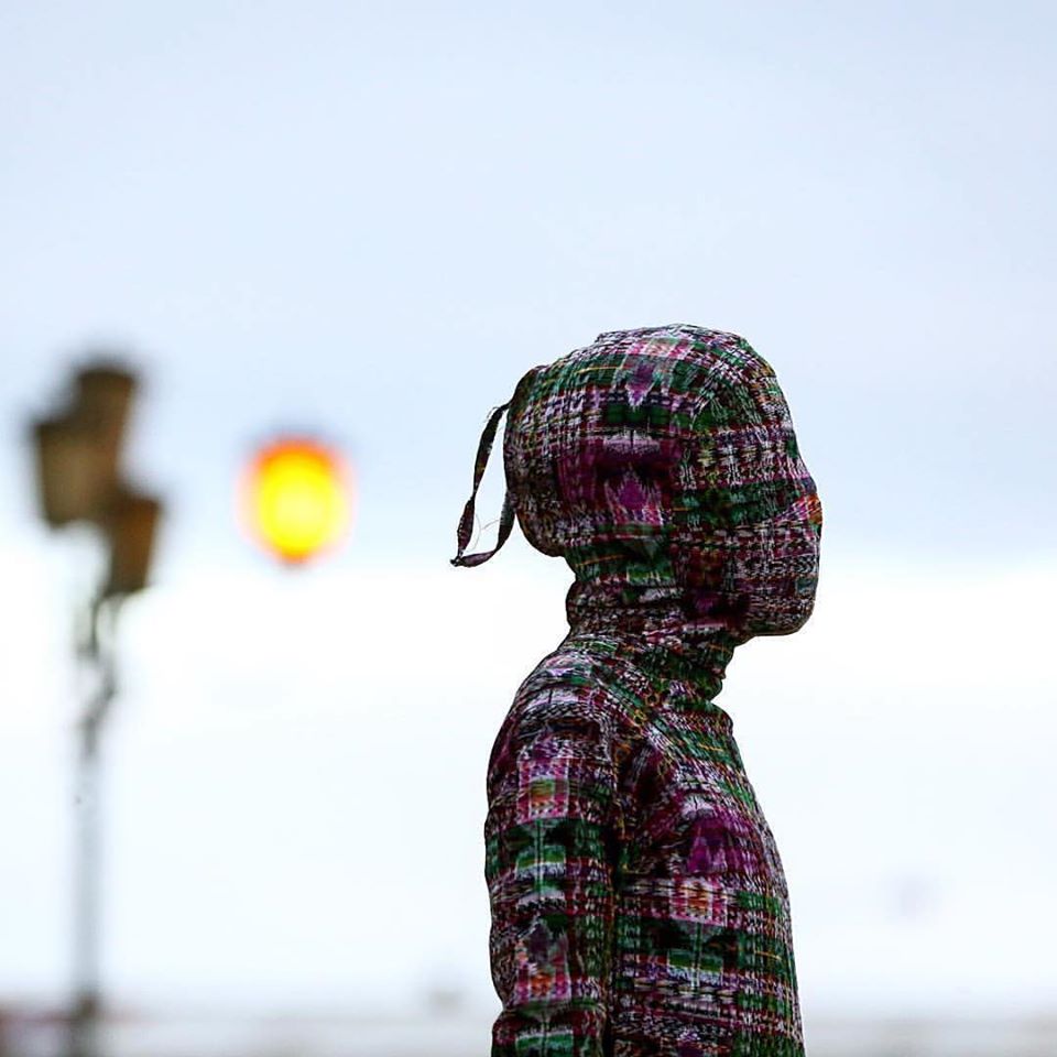 Manuel Tzoc performance racismo. Foto: Esteban Biba