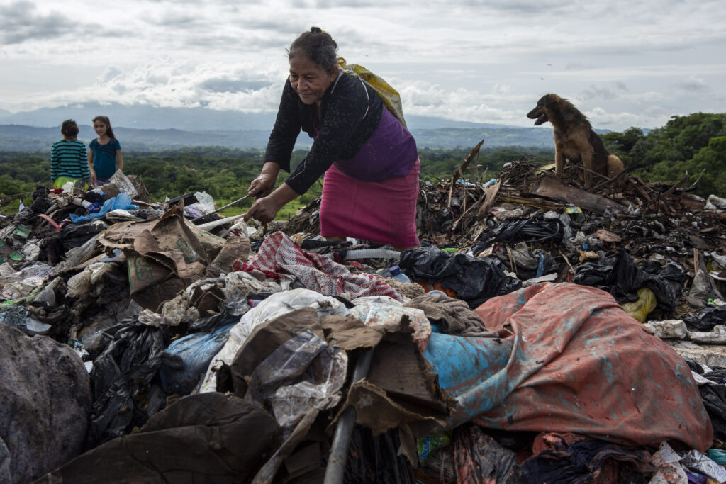 Mujeres recicladoras en el basurero Estrellas del Sur, en Escuintla. Foto: Oliver de Ros