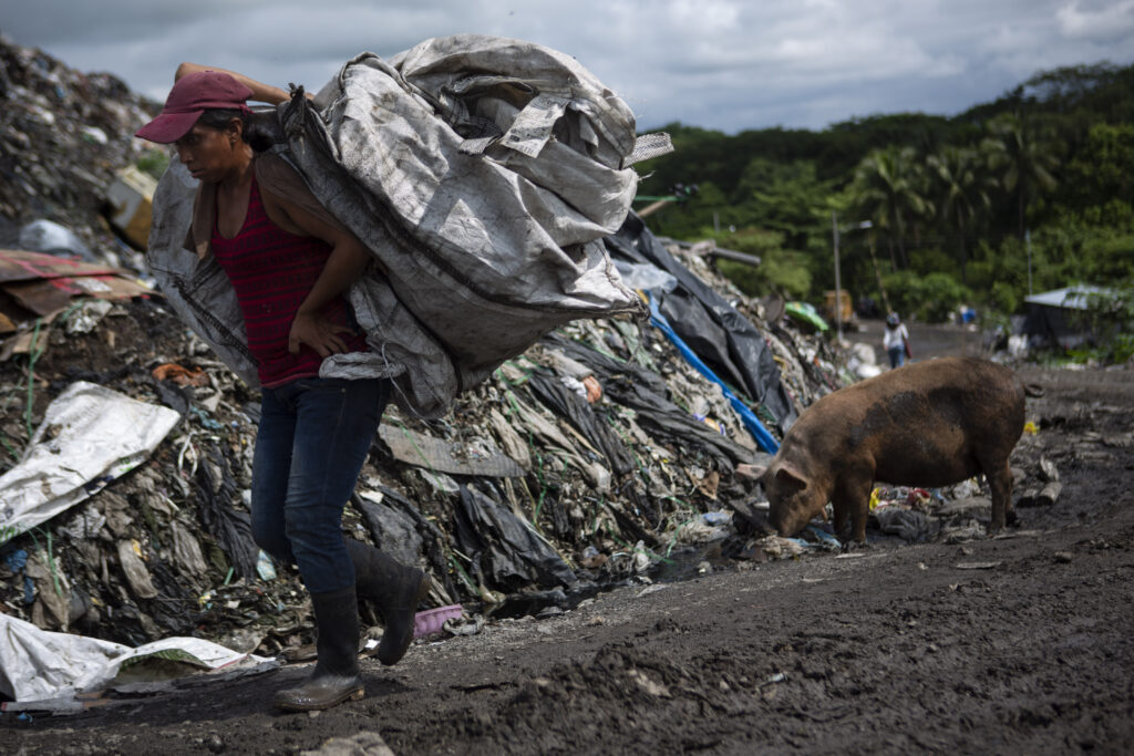 Un reciclador de basura en uno de los basureros de Guatemala. Foto: Oliver de Ros. 