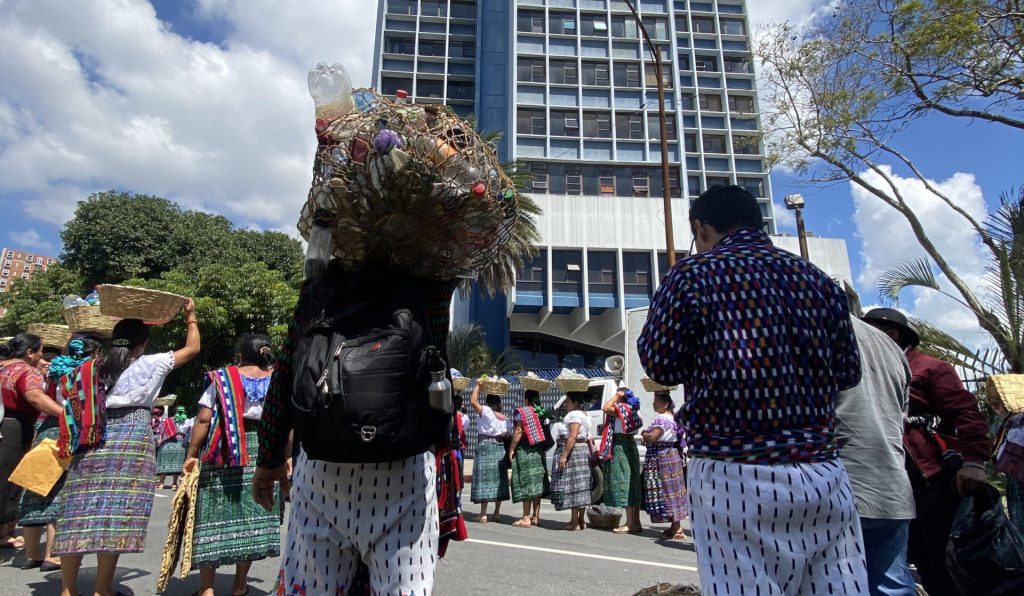 “Denunciamos que las empresas han invisibilizado su responsabilidad socioambiental, trasladándola a las comunidades y usuarios, en complicidad con las autoridades estatales” reclamaron ante la cámara de industria. (Foto: Lucía Escobar)