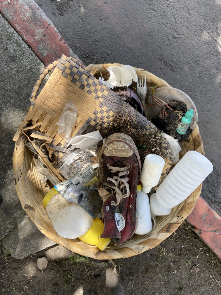 Esta es una muestra de los desechos que han sacado de Atitlán en las jornadas de limpieza que realizan desde hace 12 años. (Foto: Lucía Escobar)
