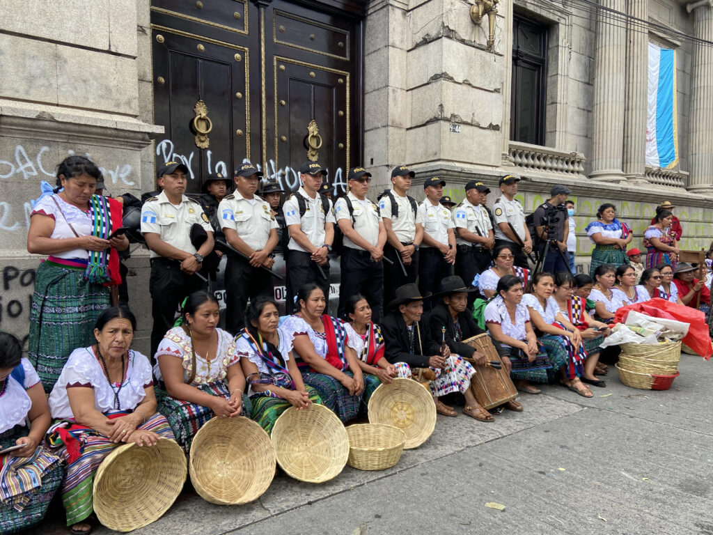 Mujeres del colectivo Tz’unun Ya de San Pedro la Laguna realizaron una acción de protesta y denuncia en conmemoración del Día Internacional del cambio climático. (Foto: Lucía Escobar)