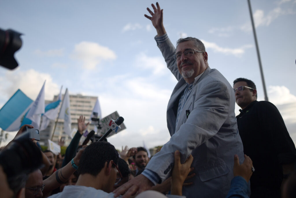 Bernardo Arévalo durante su campaña en el parque Central de Ciudad de Guatemala. Foto: Edwin Bercián