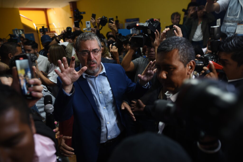 El presidente electo de Guatemala, Bernardo Arévalo, el 20 de agosto tras emitir su voto. Foto: Edwin Bercián.