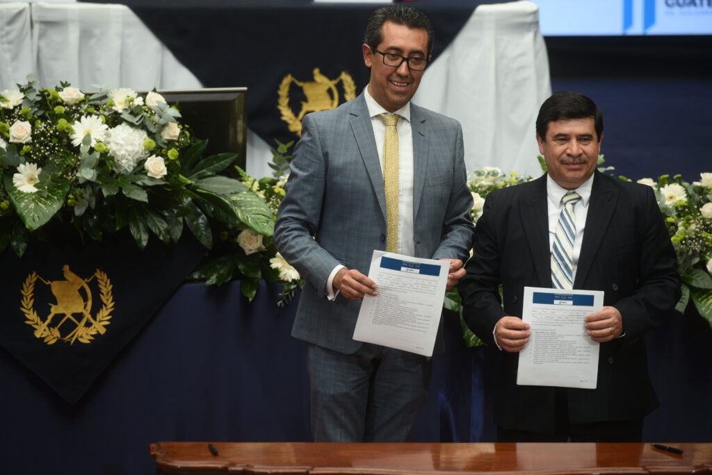 El diputado electo, Jonathan Menkos, acompaña a Edwin Martínez, Ministro de Finanzas durante la segunda reunión de transición con el gobierno electo de Bernardo Arévalo el  11 de septiembre de 2023 en el Palacio Nacional en la ciudad de Guatemala. (Foto/Edwin Bercián)