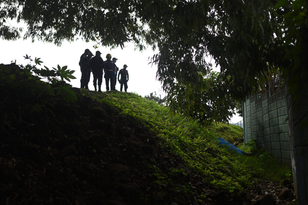 El cadaver de una mujer es hallado en un terreno baldío el 22 de agosto de 2018 en la Ciudad de Guatemala.
