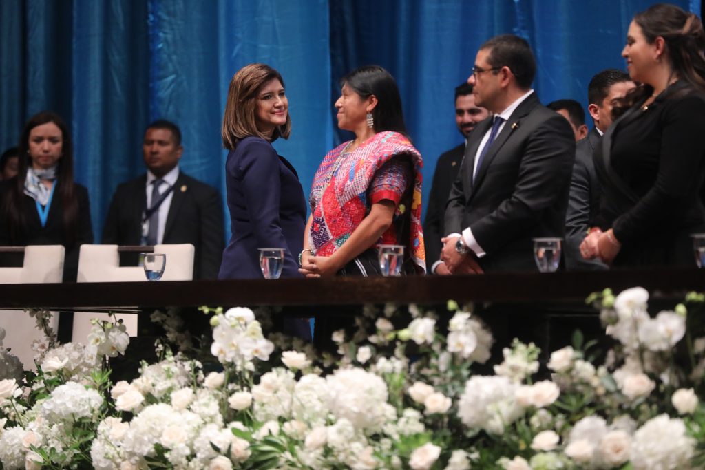 Karin Herrera, vicepresidenta de Guatemala, sonríe a Sonia Raguay, diputada electa por el partido Winaq, durante la toma de posesión. Foto: Edwin Bercián