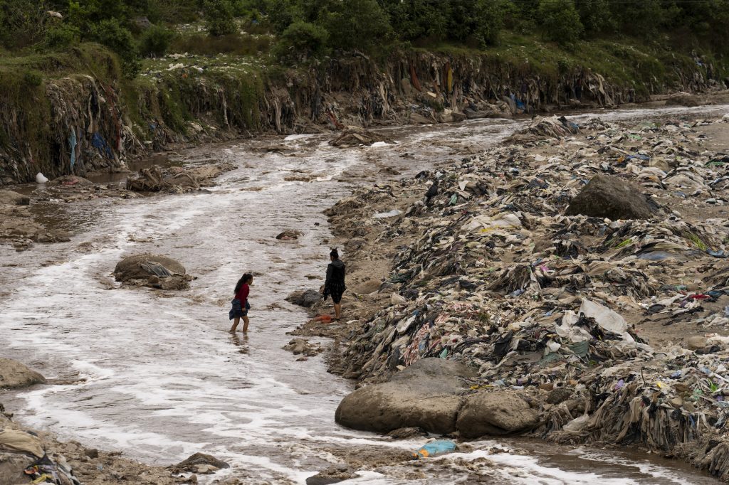 El río Chinautla, en Guatemala, está lleno de basura. Foto: Oliver de Ros.