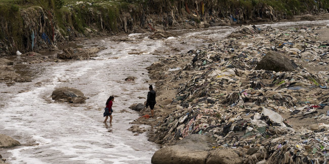 El río Chinautla, en Guatemala, está lleno de basura. Foto: Oliver de Ros.