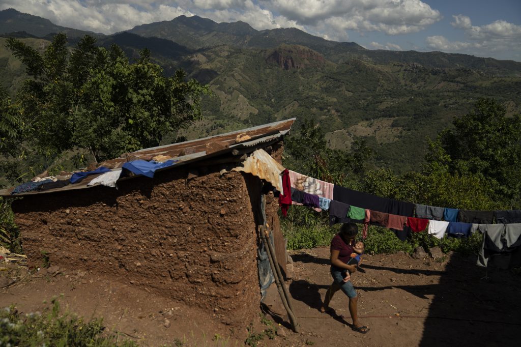 Casa de adobe donde vive una adolescente con su familia en la aldea Guareruche, Jocotán, Chiquimula. Foto: Oliver de Ros.