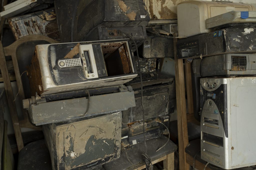 Las 30 computadoras de la escuela de Campur, Alta Verapaz, se arruinaron tras la inundación de 2020. Foto: Oliver de Ros.