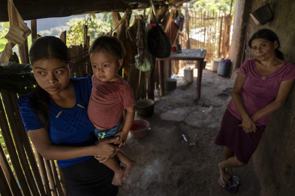 Blanca Estela tiene 20 años y dos hijos. Dejó de estudiar con 12 años. Foto: Oliver de Ros.