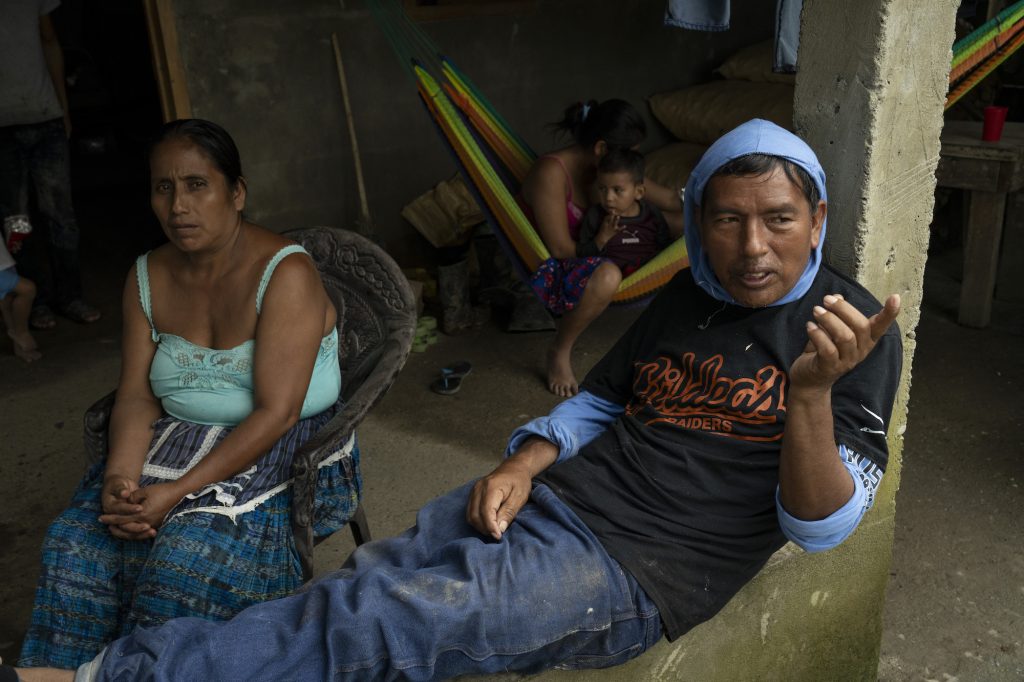 Marcelino, lider del COCODE de San Jorge I, cuenta cómo las familias de la aldea se quedaron bajo un metro y medio de agua. Foto: Oliver de Ros.