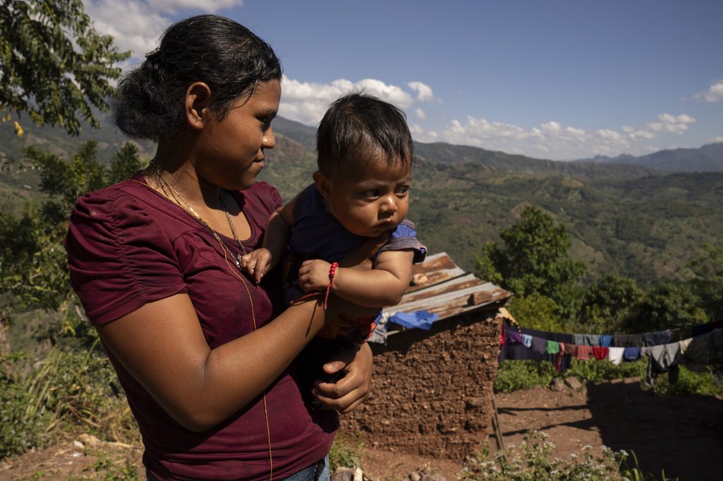 Madre adolescente con bebé en brazos en la aldea Guareruche, Jocotán, Chiquimula. Foto: Oliver de Ros.