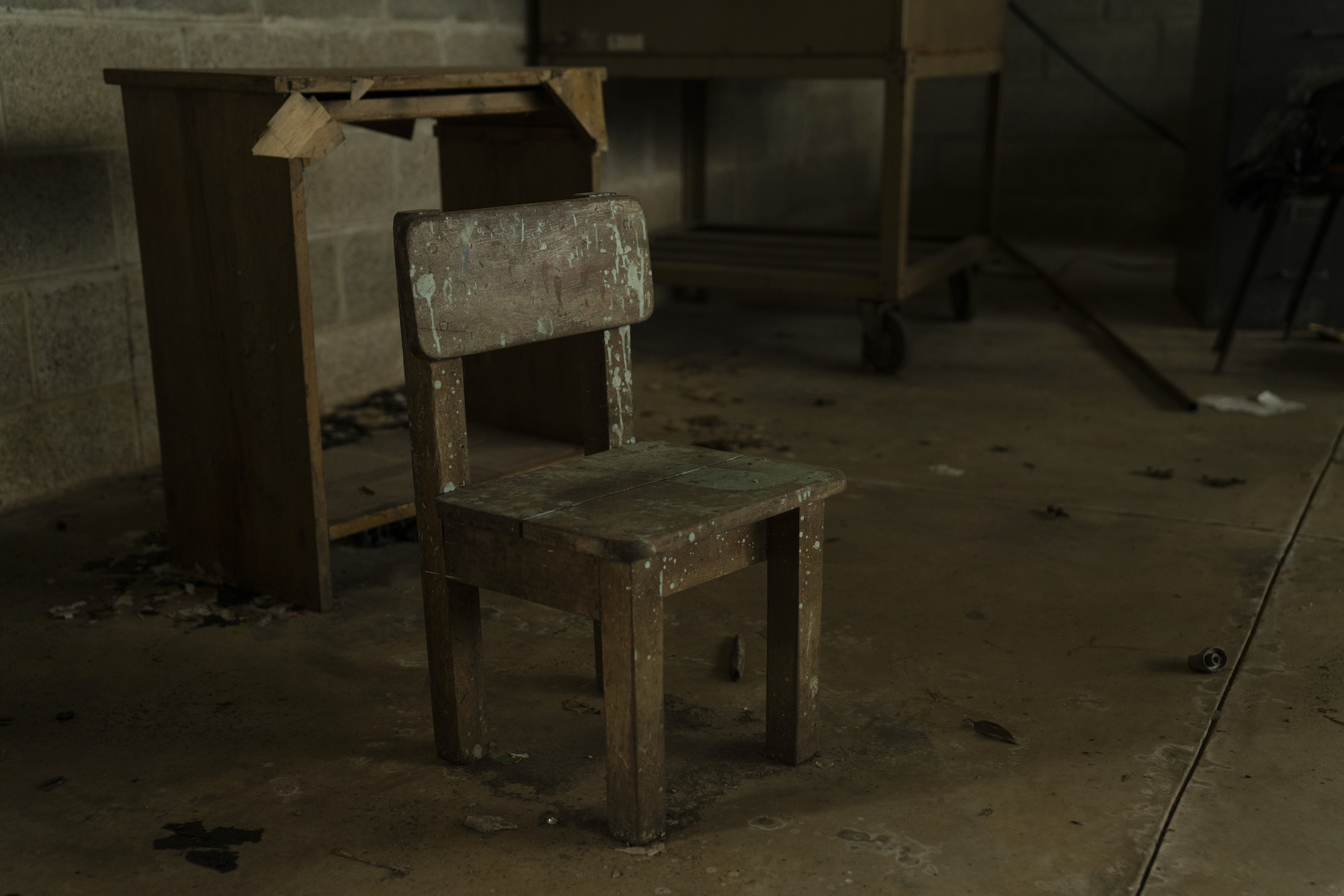 una silla de la escuela inundada de Campur, Alta Verapaz. Foto: Oliver de Ros.