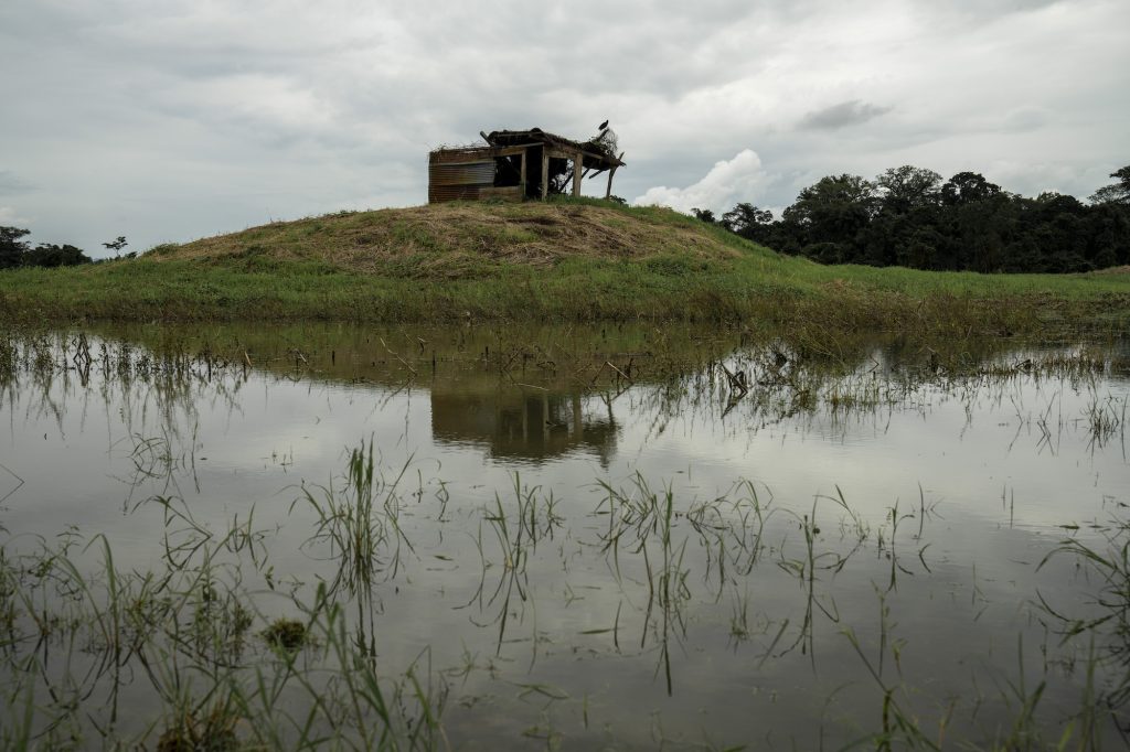 Escuela donde se alojaron 40 familias de la aldea San Jorge I tras el desbordamiento del río Chixoy. Foto: Oliver de Ros.