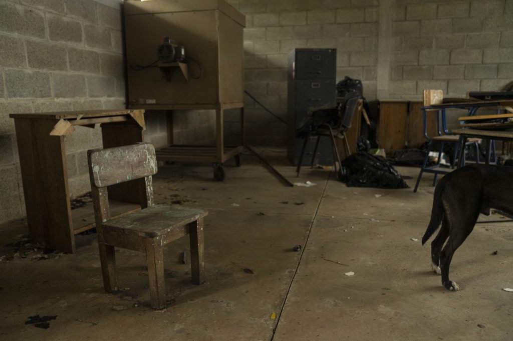 Escuela inundada en Campur sigue en las mimas condiciones que en 2020. Foto: Oliver de Ros.