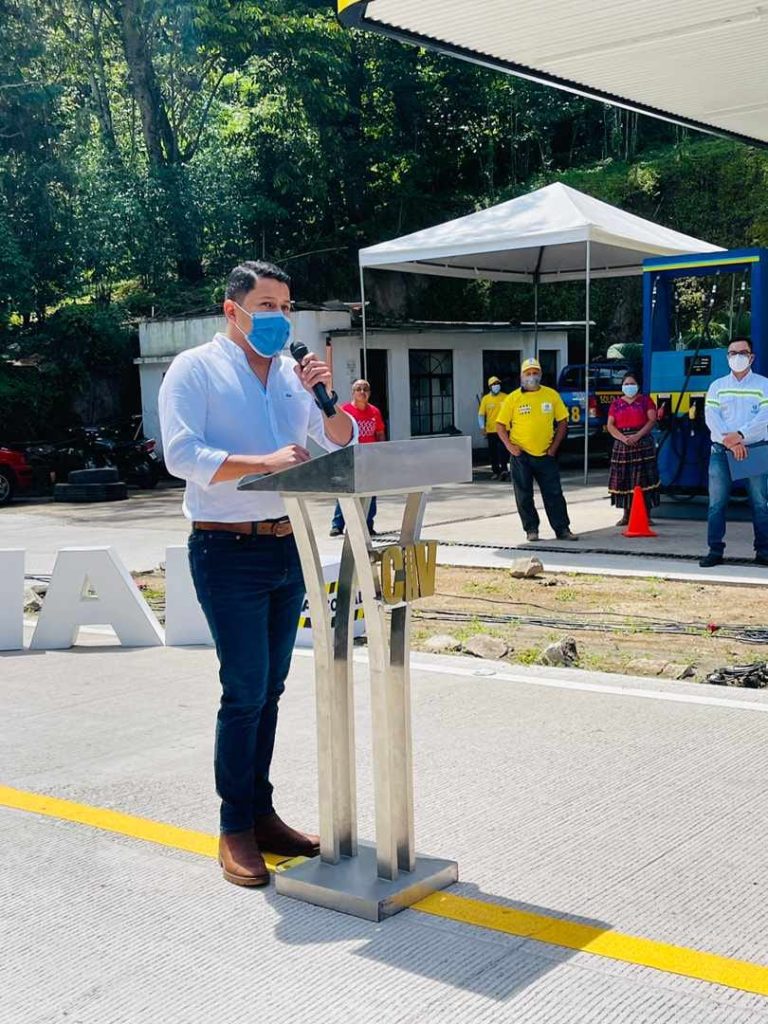 Daniel Chavajay, alcalde fallecido de San Juan la Laguna, inaugurando una obra del Ministerio de Comunicaciones. Foto: Facebook Daniel Chavajay