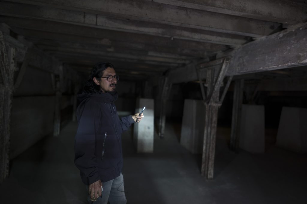 El artista Bryan Castro en un recorrido por el Museo de la Memoria de Quetzaltenango. Foto: Edwin Bercián.