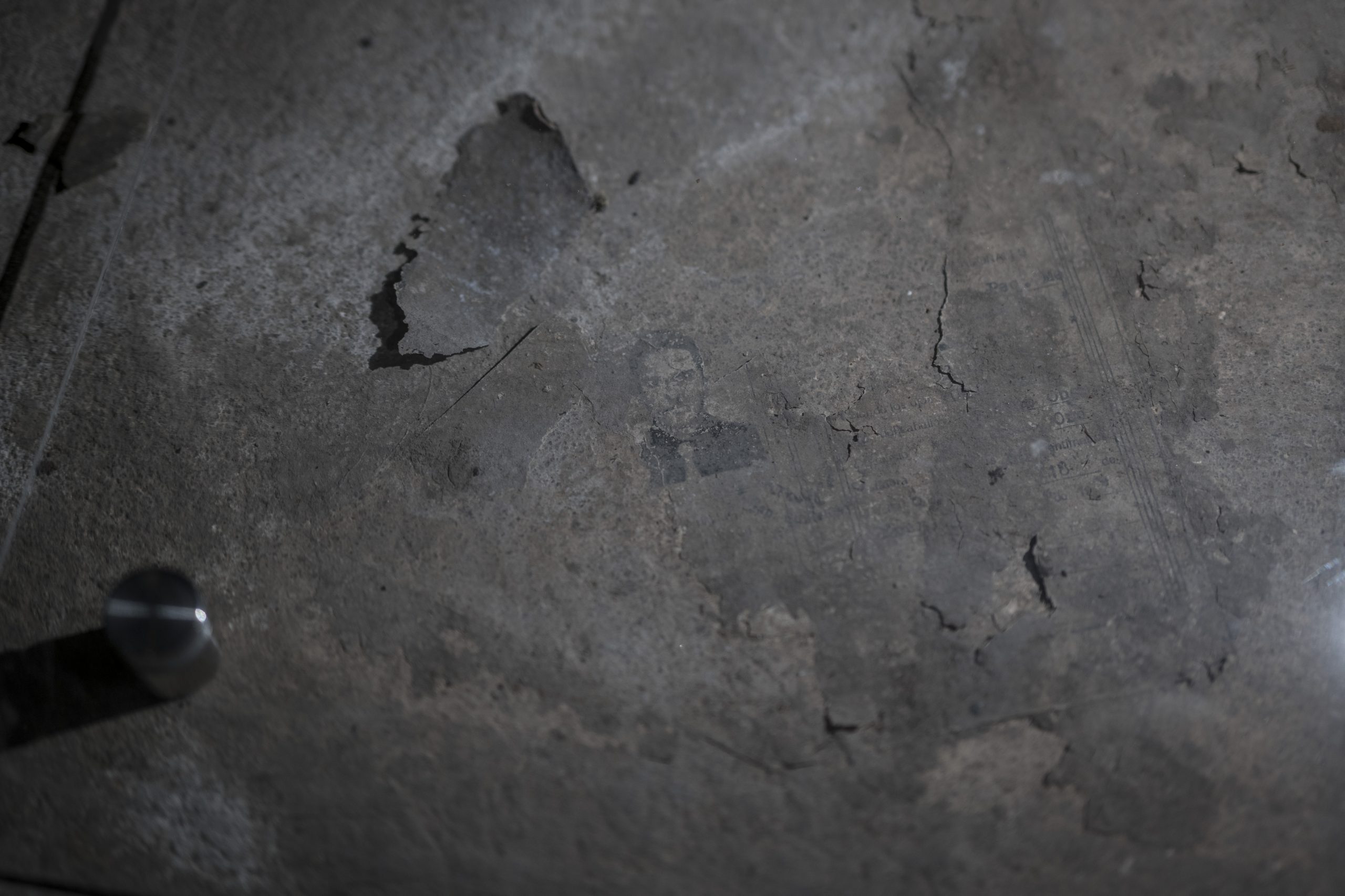 Una cédula quedó grabada en una de las paredes del Museo de la Memoria de Quetzaltenango, que operó en los años 80 como centro de detención tortura del Ejército. Foto: Edwin Bercián.