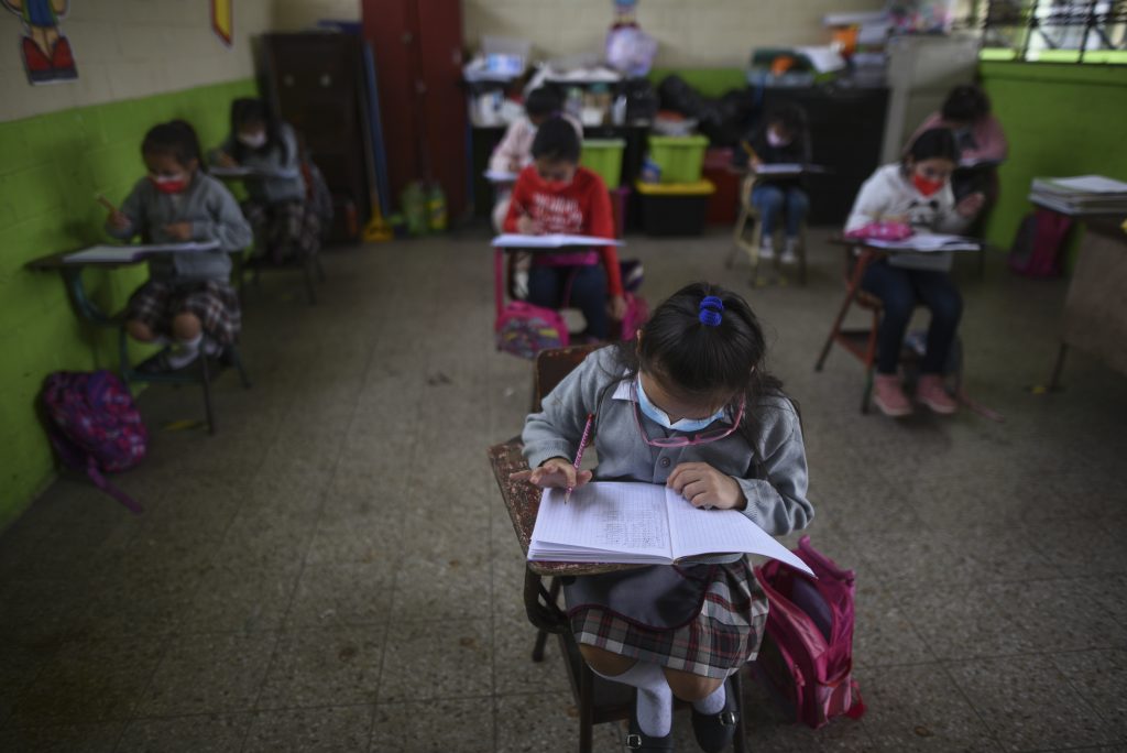 Niñas en la escuela en Totonicapán. Foto: Edwin Bercián