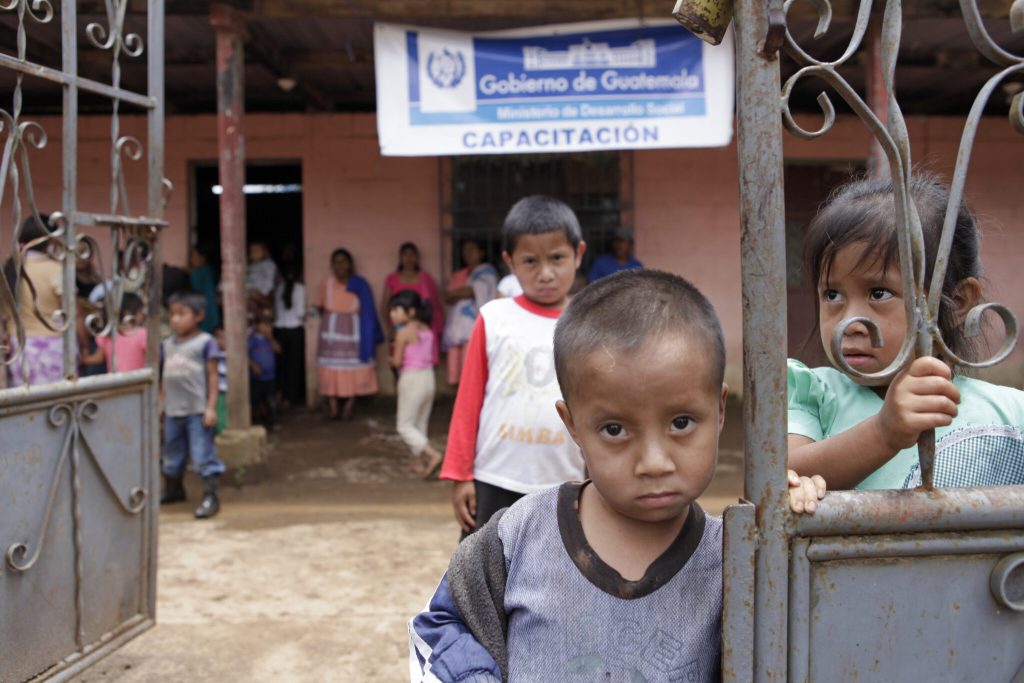 Un niño mira a cámara en una jornada de salud en centros educativos públicos durante el gobierno de Alejandro Giammattei. Foto: Edwin Bercián