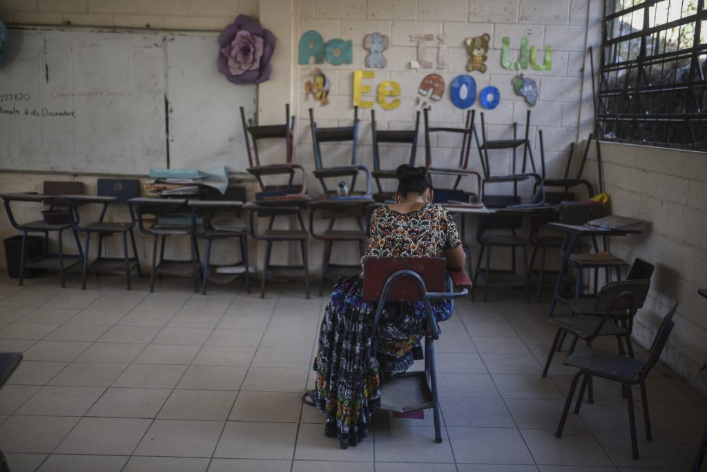 Joven maya q'eqchi en una escuela de Guatemala. Foto: Edwin Bercián