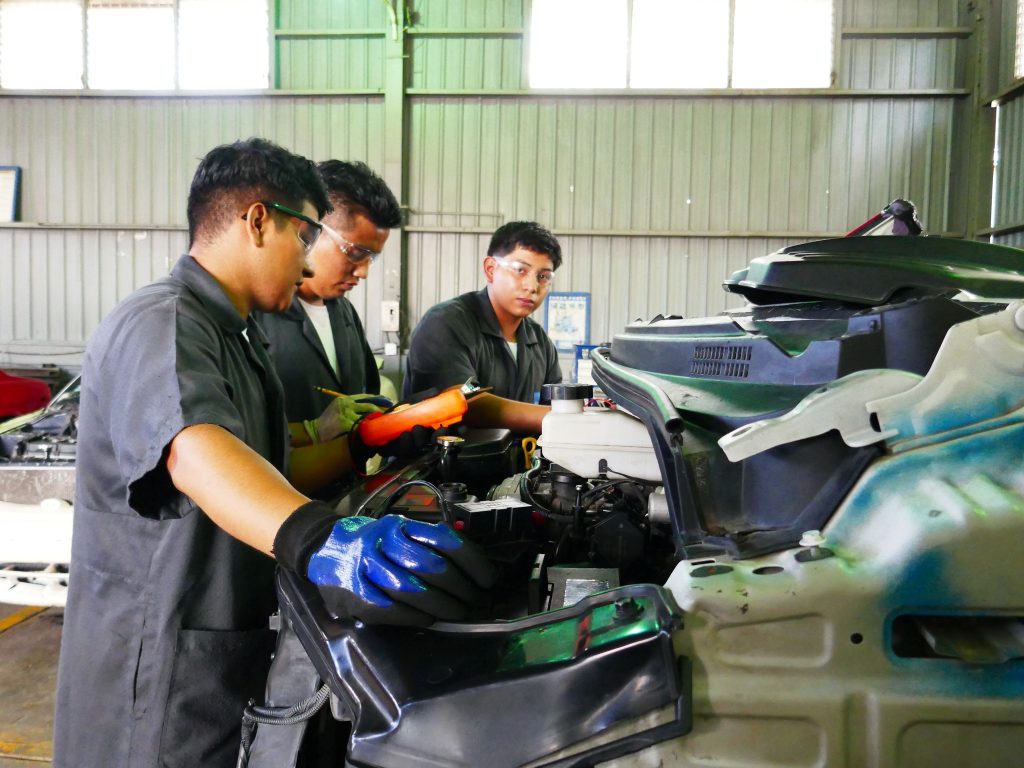 Alumnos del técnico de mecánica automotriz de la clausurada Fundación Hedwig y Robert en Nicaragua. Foto tomada de redes sociales.