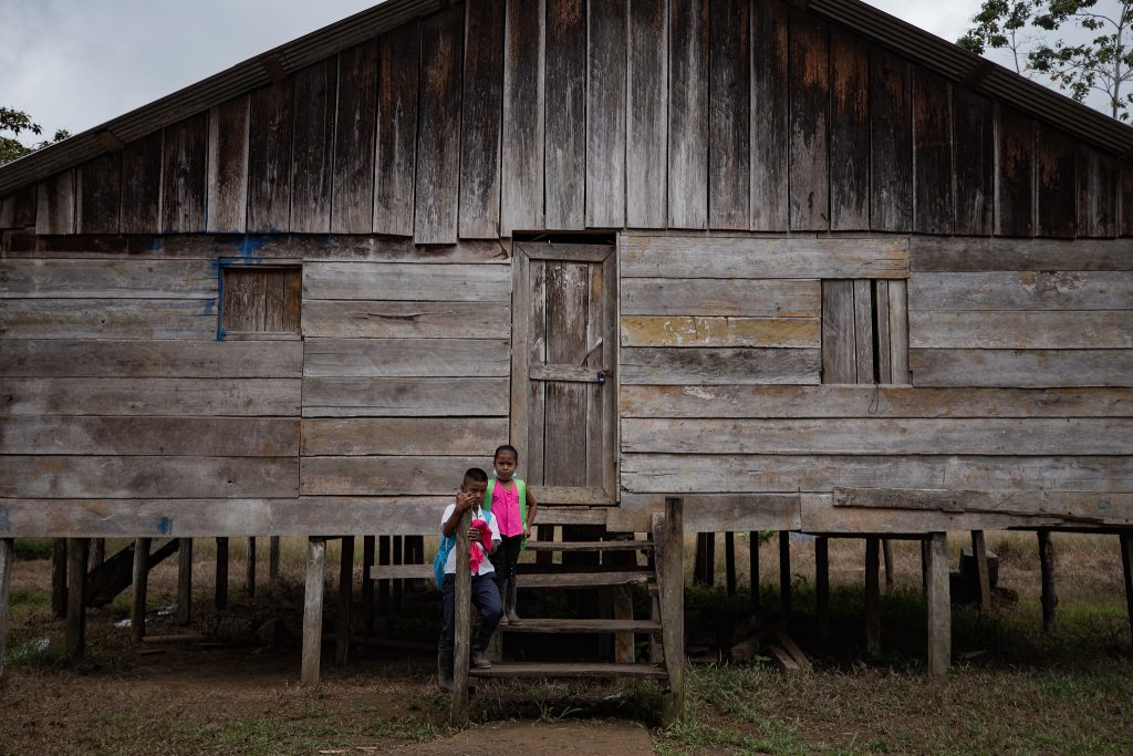 Dos niños de una remota comunidad indígena de Nicaragua se dirigen a clases. Foto de archivo de Divergentes.