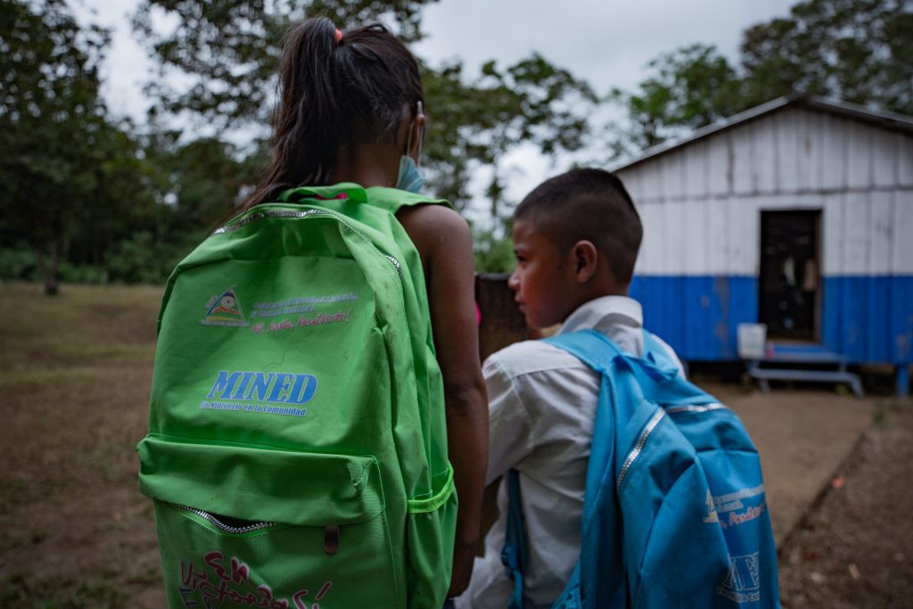 Dos niños asisten a un colegio en una remota localidad del Caribe Norte de Nicaragua. Foto de Divergentes.