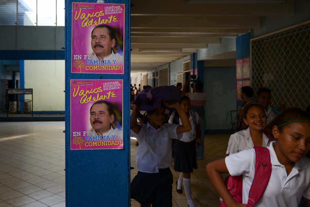 Las escuelas públicas, así como los libros de texto, están repletas de propaganda de Daniel Ortega y Rosario Murillo. Foto de Carlos Herrera | Divergentes.