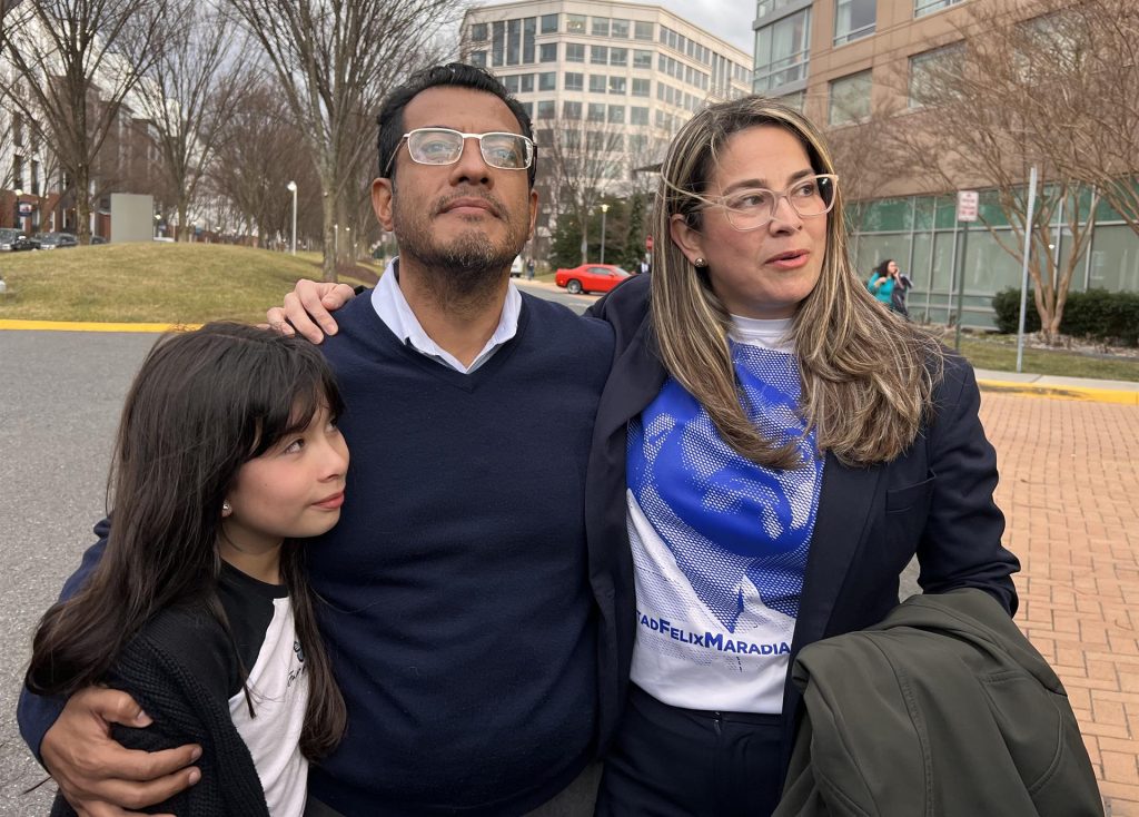 El preso político Félix Maradiaga se reencontró con su hija Alejandra en Estados Unidos, donde fue desterrado, después de más de años de estar en prisión. Foto de Divergentes.