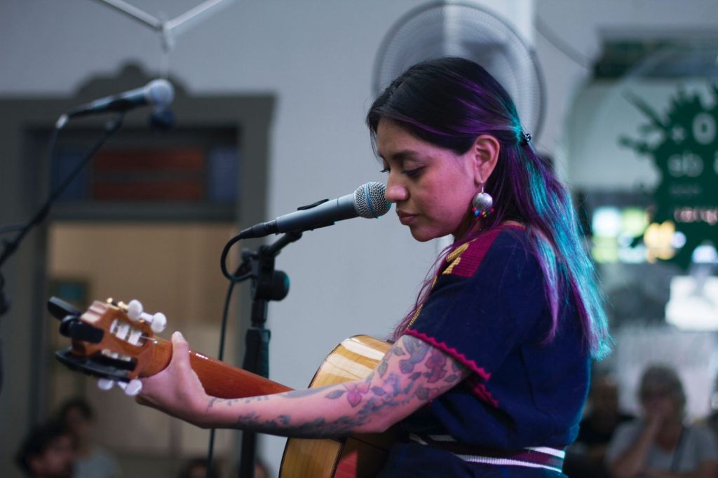 Ketzali Awalb’iitz, maya-poqomam, tocando la guitarra. Foto: Josue Castro.