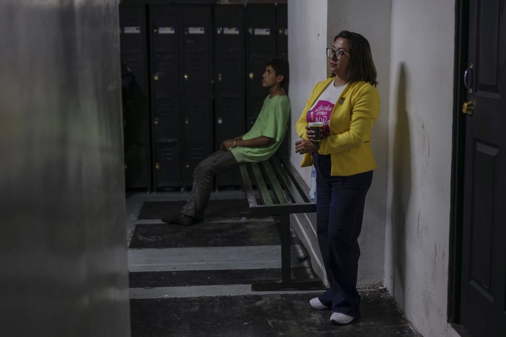 La ex diputada Ligia Hernández espera la audiencia de primera declaración en la torre de tribunales. Foto: Edwin Bercián.