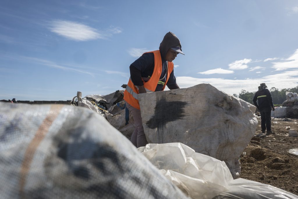 Desde tempranas horas Eva comienza la recolección de plástico para depositarlo en grandes costales y así ser trasladado a la entrada del vertedero. Foto: Edwin Bercián