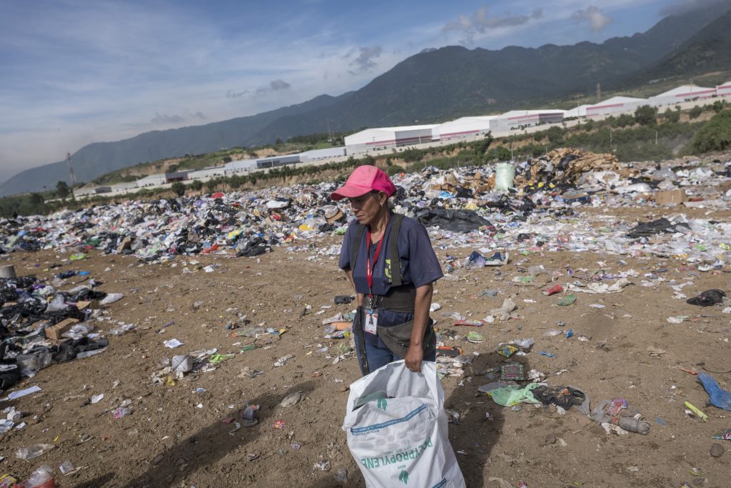 Tania Paul durante un día de trabajo, de sus 35 años de laborar en el vertedero de Villa Nueva. Foto: Edwin Bercián