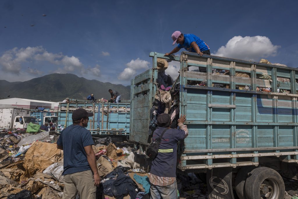 Toneladas de basura llegan diariamente al vertedero, recolectores se organizan para descargar los camiones con todo tipo de residuos. Foto: Edwin Bercián