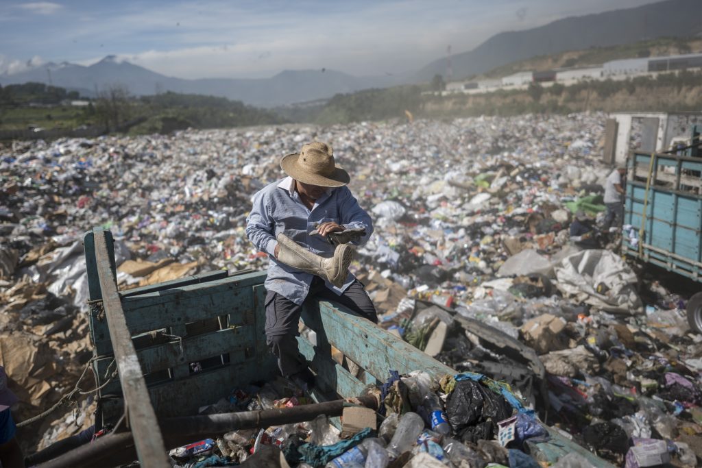 Decenas de camiones con basura ingresan diariamente al vertedero de AMSA con los desechos de alrededor de 32 municipios del país. Foto:Edwin Bercián