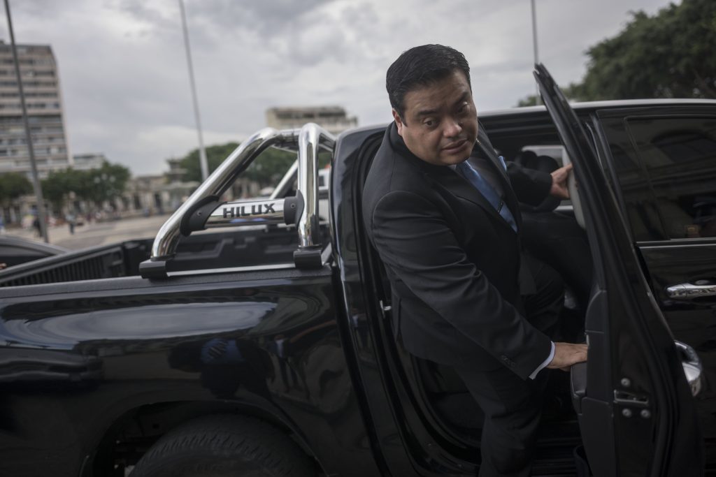 El diputado Allan Rodríguez, integrante del partido Vamos, y uno de los más beligerantes voceros de la oposición descendiendo frente al Palacio Nacional. Foto: Edwin Bercián.