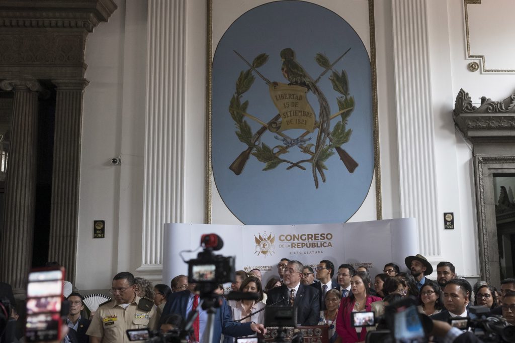 El presidente Arévalo, junto a su gabinete de gobierno, presentó el 6 de mayo la iniciativa de reformar la ley del MP y permitir la destitución de Consuelo Porras. Foto: Edwin Bercián