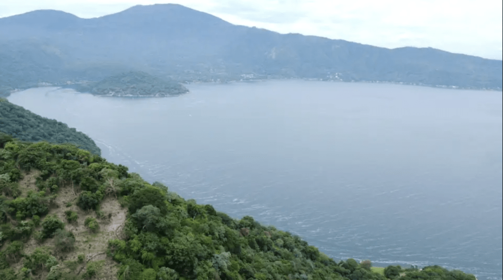 Vista panorámica al lago Coatepeque desde los terrenos adquiridos por una de las sociedades controladas por Nayib Bukele. 