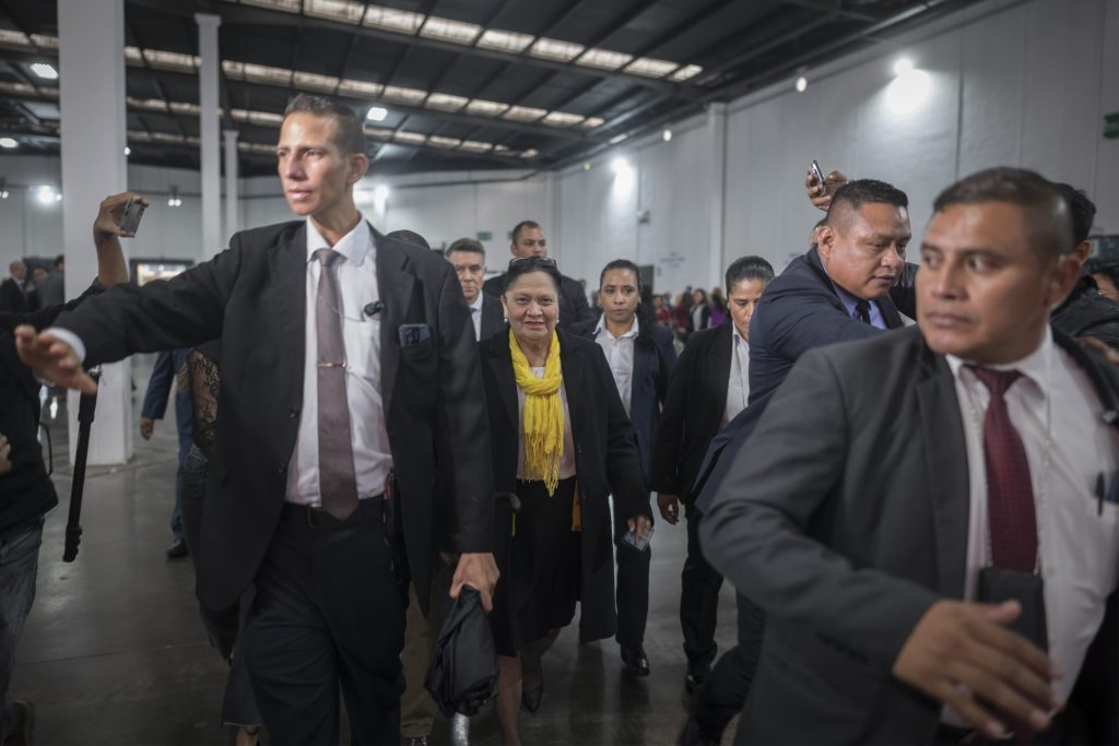 La fiscal general, Consuelo Porras, rodeada por su equipo de seguridad. Porras ha limitado sus apariciones públicas desde las protestas del Paro Nacional de 2023. Foto: Edwin Bercián