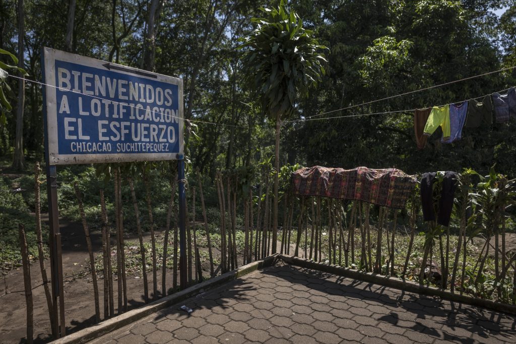 Sector donde se encuentra la lotificación El Esfuerzo, en el municipio de Chicacao, Suchitepéquez, en donde algunas personas accedieron a ser beneficiados con la contrucción de casas por parte de Fopavi. Foto: Edwin Bercián.