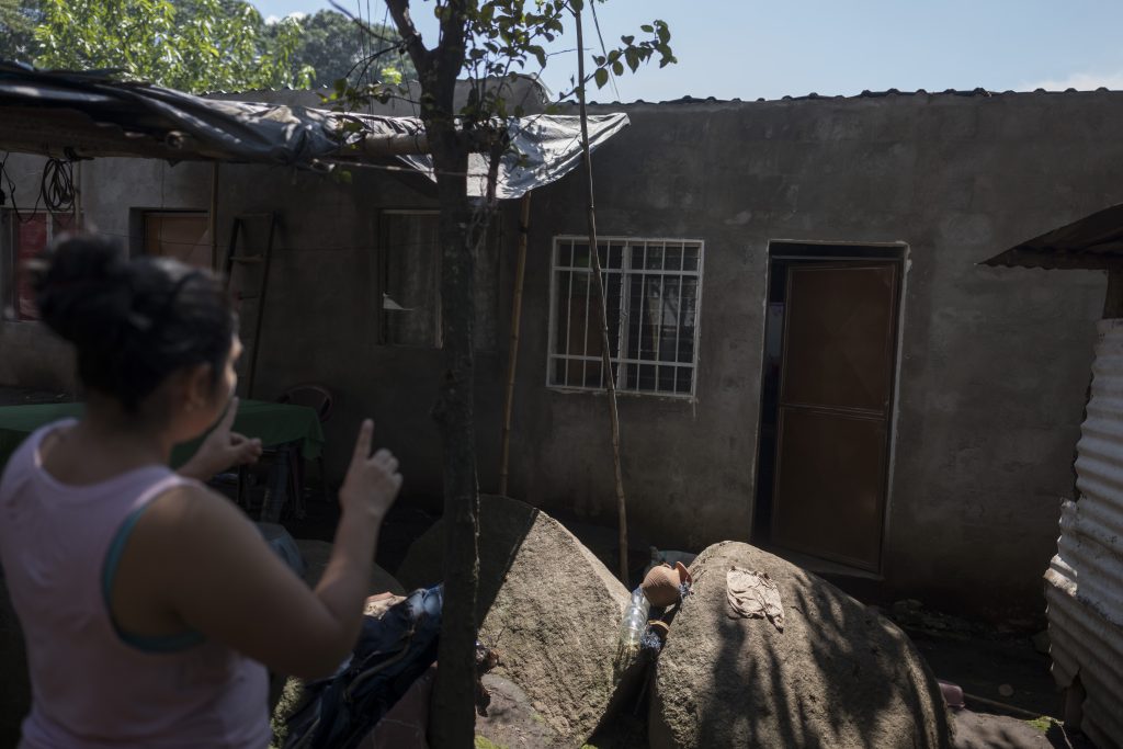 Vecinos de la aldea el Esfuerzo en Chicacao, Suchitepéquez, muestran parte de las inconsistencias en la construcción de viviendas por parte del Fondo para la Vivienda, Fopavi.Foto: Edwin Bercián.