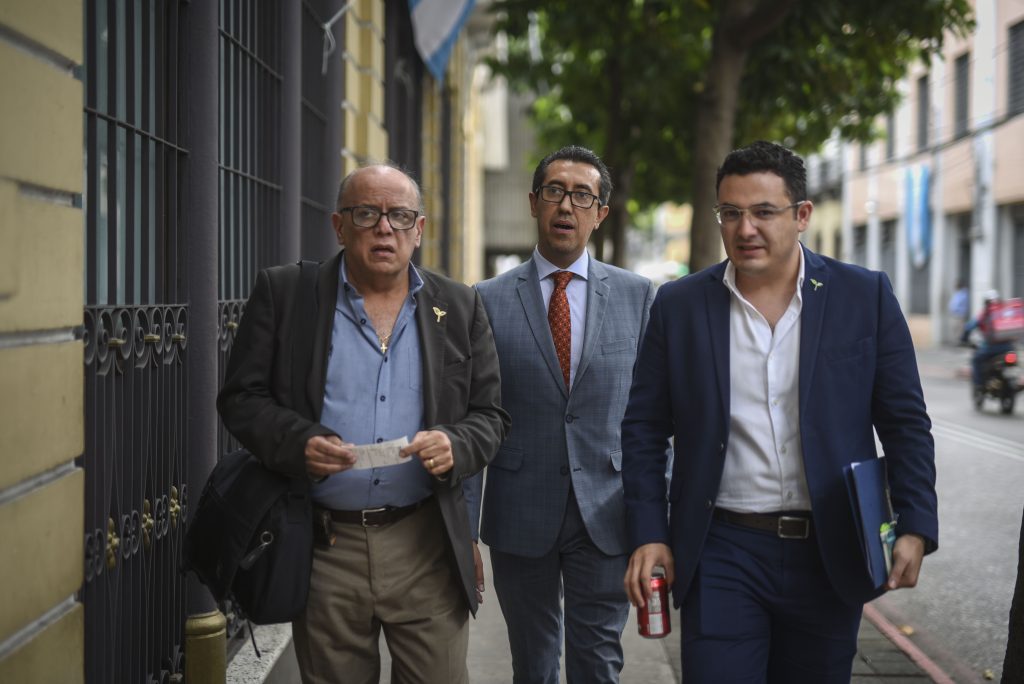 El jefe de bloque de Semilla, Samuel Pérez (derecha) junto al ministro de Finanzas, Jonathan Menkos asistiendo a una reunión en el Congreso de la República. Foto: Edwin Bercián/No-Ficción.