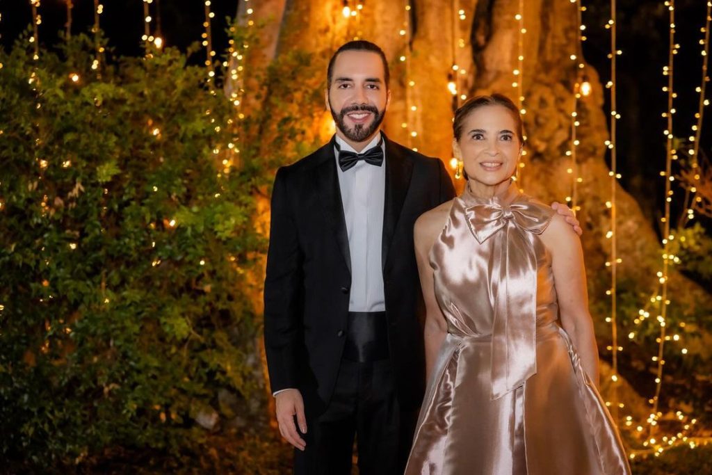 Foto de Nayib Bukele y su madre Olga Ortez de Bukele, ambos dirigen Corporación Logística de Servicios como administrador propietario y suplente, respectivamente.