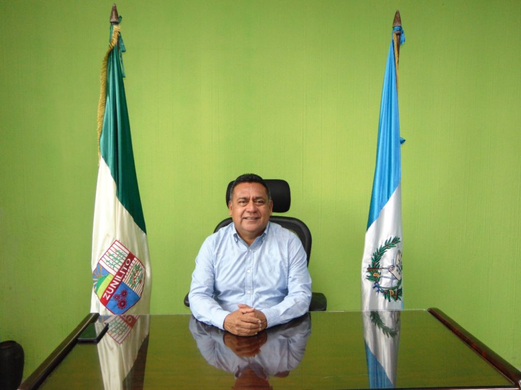 Rudi Eleman Cop, alcalde de Zunilito, es señalado de ofrecer casas durante cada campaña política. Foto: Municipalidad de Zunilito. 