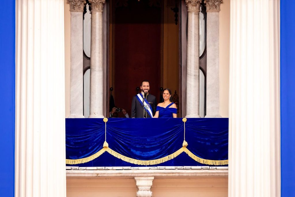 Nayib Bukele y su esposa, Gabriela, en el arranque de su gobierno inconstitucional, el 1 de junio de 2024. 