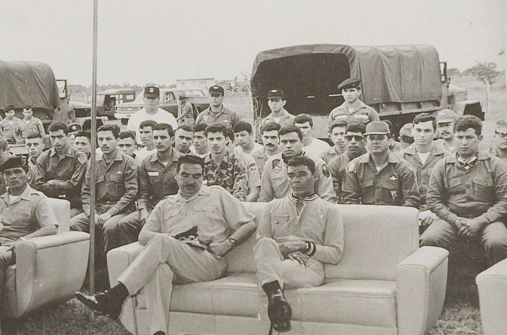 Los hermanos Fernando Romeo, entonces jefe del Estado Mayor General del Ejército, y Manuel Benedicto Lucas García, comandante de la Base de Tropas Paracaidistas, escuchan un discurso en la década de los 70. (Del documental El buen cristiano).  