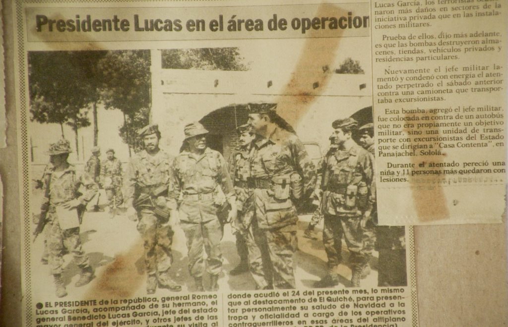 Manuel Benedicto, jefe del Estado Mayor General del Ejército y su hermano Fernando Romeo, presidente de Guatemala, en uno de los recuerdos que Benedicto conservó hasta el día de su captura. (Del documental El buen cristiano)